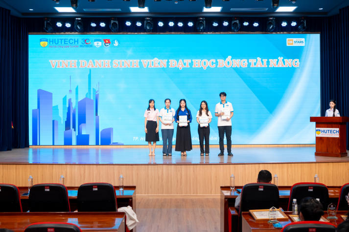 Khoa Dược HUTECH tổng kết phong trào sinh viên và tiếp lửa hành trình năm học mới 63