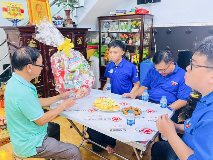 Chiến sĩ Mùa hè xanh HUTECH vun đắp lòng biết ơn, gìn giữ truyền thống dân tộc hướng về Ngày Thương binh - Liệt sĩ 77