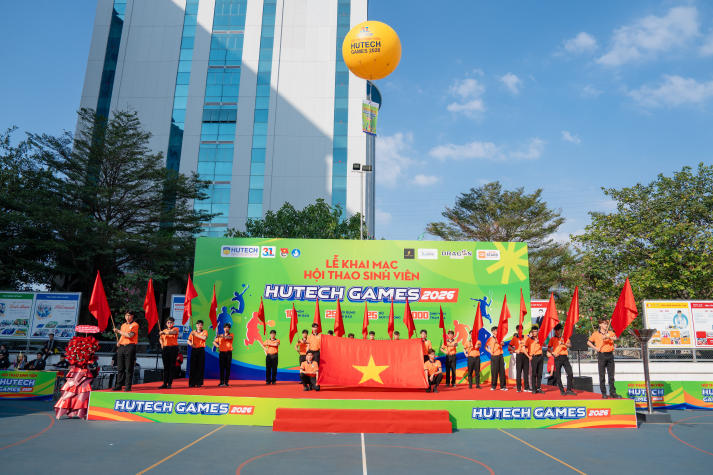 [HUTECH 31 năm] Viết tiếp hành trình đẹp bằng yêu thương và bản lĩnh 101