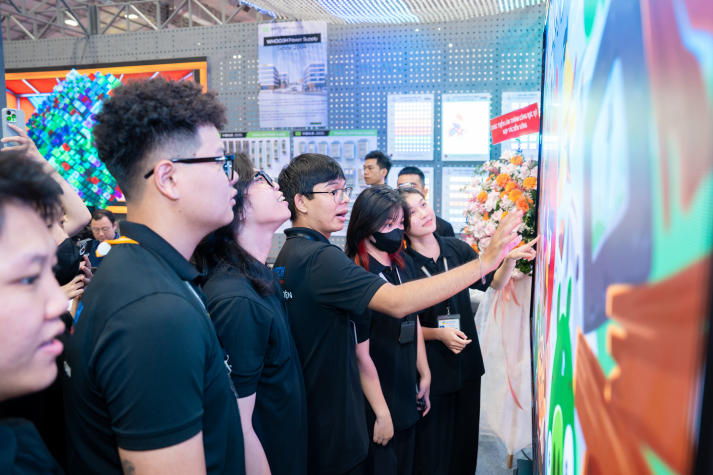 Sinh viên ngành Quản trị sự kiện cập nhật xu hướng sáng tạo tại Tuần lễ Quảng cáo và Giải trí 22