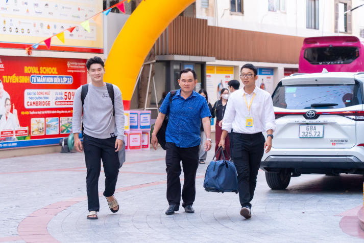 [Video] Đông đảo phụ huynh đồng hành cùng tân sinh viên nhập học tại HUTECH 16