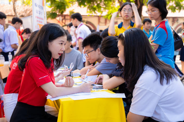 HUTECH tiếp lửa tự tin cho học sinh trước kỳ thi vào lớp 10 đầy thử thách 57