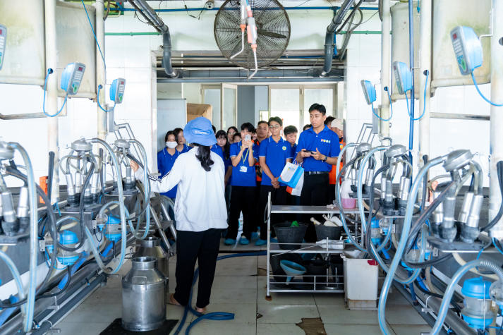 Tân sinh viên Thú y công nghệ số khám phá công nghệ chăn nuôi, mở góc nhìn chăm sóc sức khỏe thú cưng 24