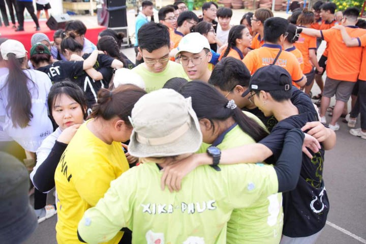 Trại sinh chinh phục chuỗi thử thách liên hoàn tại Hội trại Amazing HUTECH 2023 37