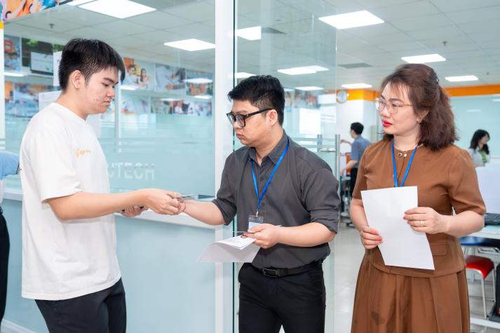 HUTECH phối hợp UEF tổ chức thành công kỳ thi V-SAT 2026 cho gần 1.000 thí sinh 73