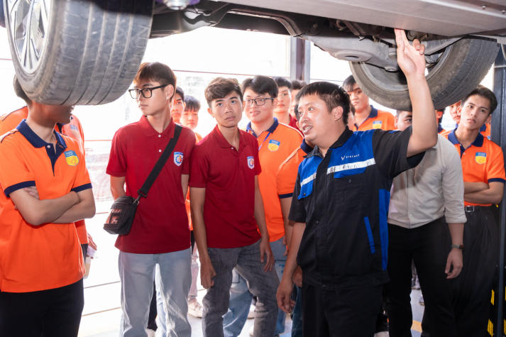 Tham quan thực tế VinFast, sinh viên Viện Kỹ thuật bước gần hơn đến công nghệ giao thông xanh 21