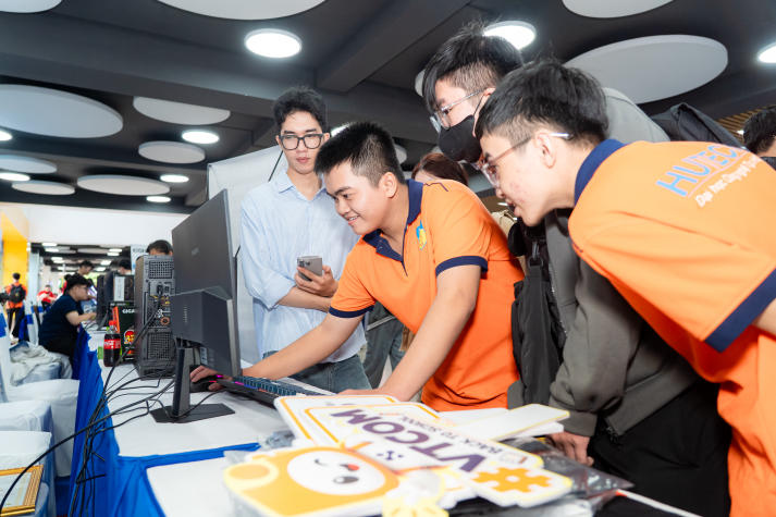 “HUTECH - Newbies Say Hi!” mở màn năm học mới với loạt trải nghiệm đa sắc 107