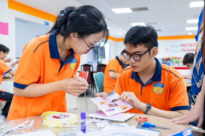 Hào hứng sáng tạo khung tranh, sinh viên VJIT bày tỏ lòng "Tri ân và Kết nối” đến các thầy cô 33