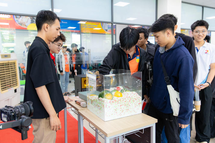 IT-ers HUTECH cùng Gà Tổng “test” MacBook Neo, khám phá công nghệ cho học tập và sáng tạo 31