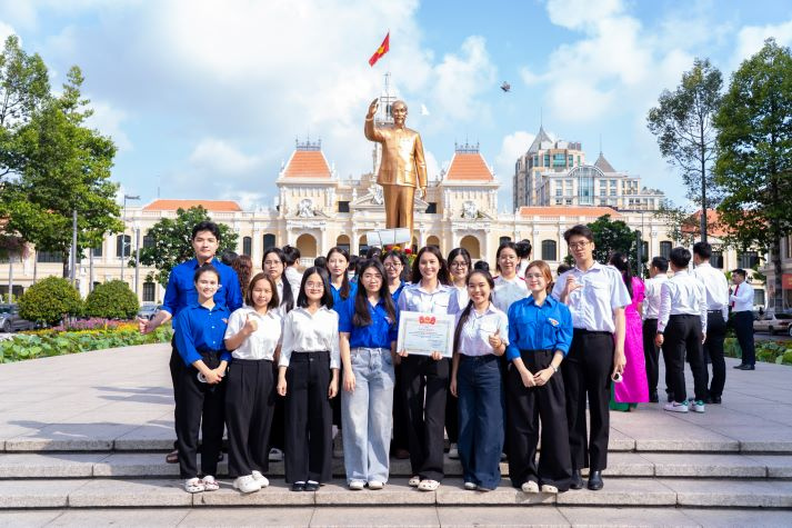 Tuổi trẻ HUTECH dâng hoa tưởng nhớ Bác, tiếp nối giá trị lịch sử và tinh thần cống hiến 94