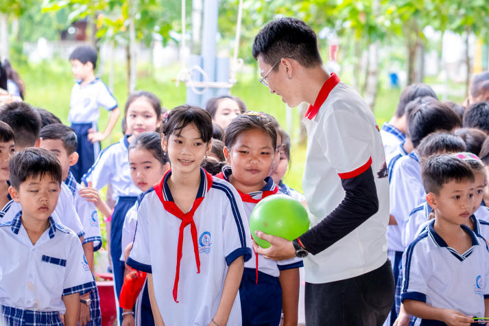 Chi bộ 17 mang mùa trăng ấm áp đến gần 270 học sinh Trường Tiểu học Mỹ An 45