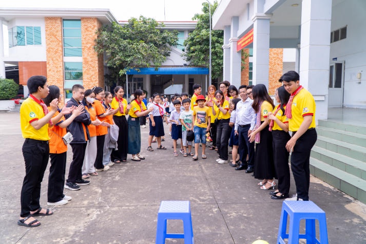 [Ảnh] Khoa Tài chính - Thương mại đồng hành cùng "Tết cho em 2025": Trao niềm vui, nhận yêu thương 107