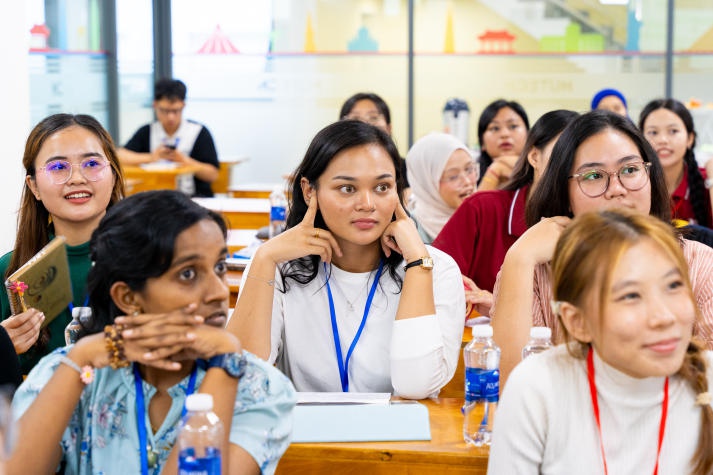 Sinh viên HUTECH và UNIMAS tìm hiểu kỹ năng thiết kế dự án và pháp luật, kinh tế Việt Nam qua chuyên đề 72