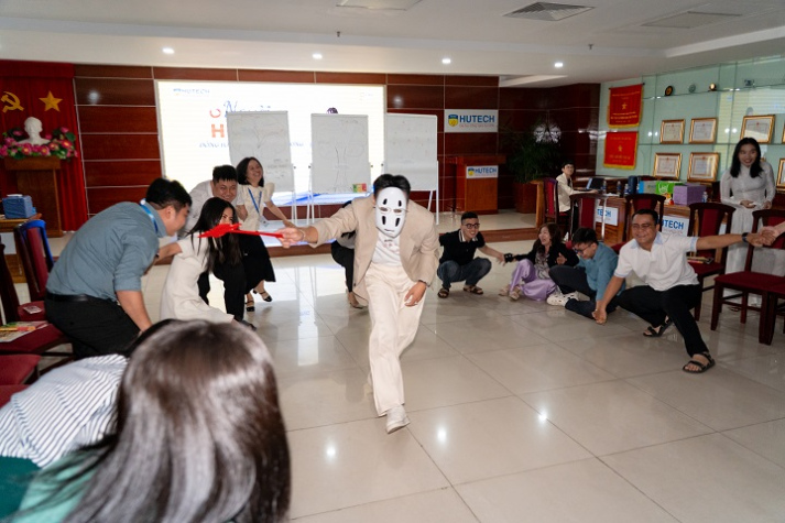 Lan tỏa yêu thương, kết nối cảm xúc từ buổi tập huấn dành cho CB-GV-NV HUTECH 73