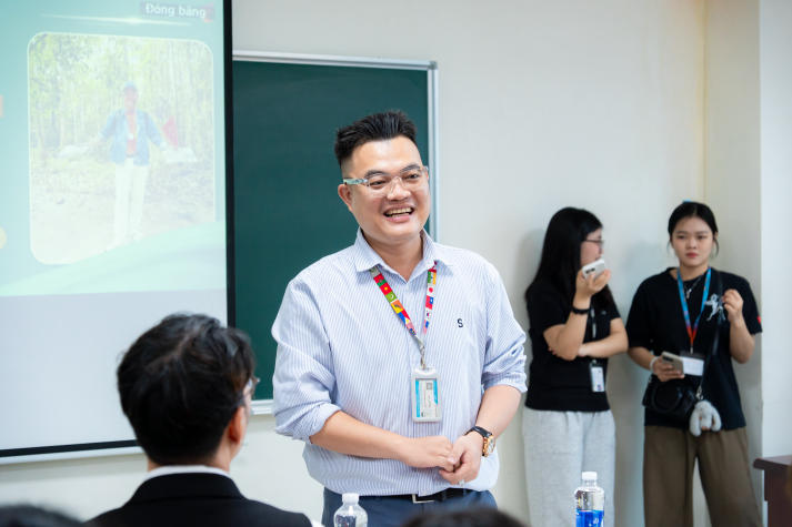Sinh viên Khoa Tiếng Anh nhập vai hướng dẫn viên, luyện ngôn ngữ qua tình huống nghề nghiệp 21