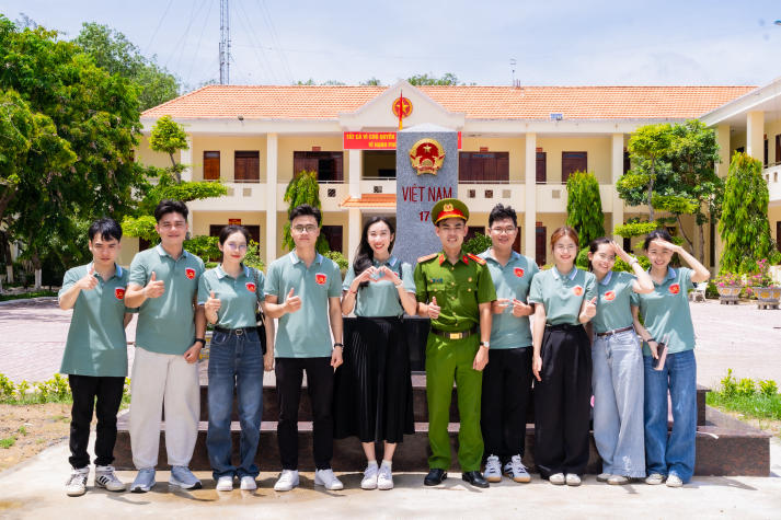 [Ảnh] Chi bộ 17 HUTECH nối dài tinh thần bảo vệ chủ quyền biển đảo tại Đồn Biên phòng Cần Thạnh (Cần Giờ) 195
