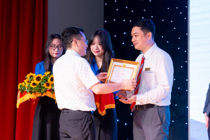 Cất lời tri ân: HUTECH và câu chuyện 20/11 qua “Điều thầy cô muốn nói” 216