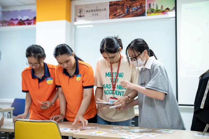 Sinh viên Khoa Trung Quốc học củng cố kiến thức các bộ thủ Tiếng Trung qua cuộc thi học thuật 58