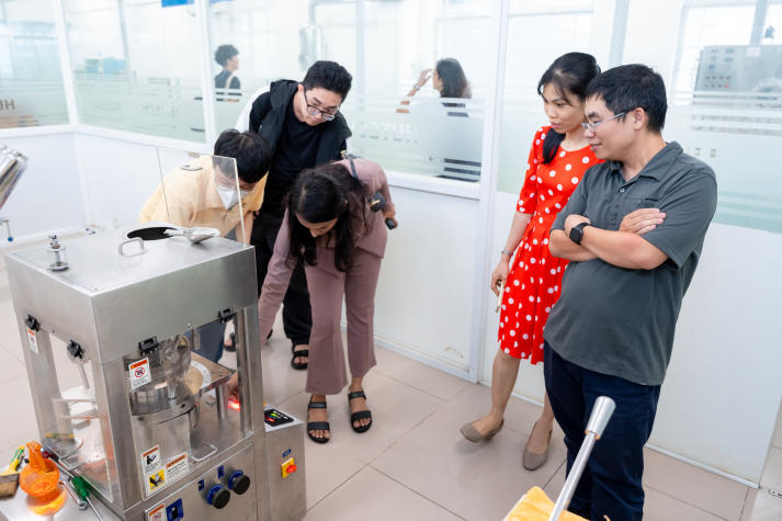 Sinh viên Khoa Dược tiếp cận kỹ thuật phân tích HPLC cùng Viện trưởng Viện Dược Đại học Sigma (Ấn Độ) 57