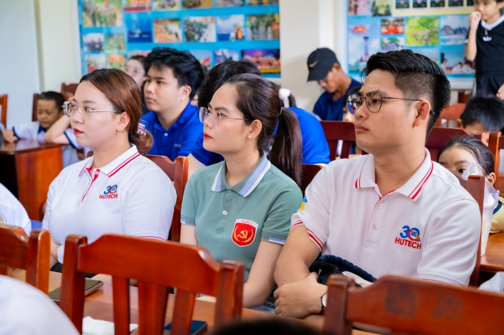 [Ảnh] Chi bộ 17 HUTECH nối dài tinh thần bảo vệ chủ quyền biển đảo tại Đồn Biên phòng Cần Thạnh (Cần Giờ) 158