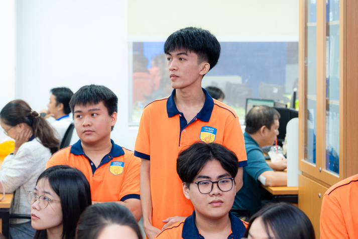 Theo dòng vốn thị trường, sinh viên Tài chính - Thương mại khám phá nghề chứng khoán tại Yuanta Việt Nam 72