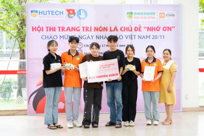 Sinh viên Viện Khoa học Ứng dụng HUTECH trang trí nón lá mừng Ngày Nhà giáo Việt Nam 90