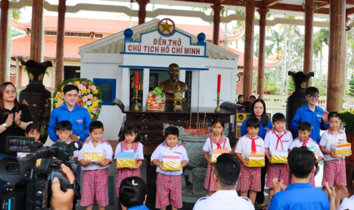 Sinh viên Quản trị kinh doanh xây cầu nối đoàn kết dân tộc, sẻ chia yêu thương tại Bạc Liêu 36