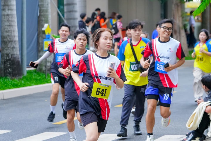[Giải Thể thao Chào đón Tân sinh viên] Sôi nổi khai mạc và khởi tranh nội dung chạy Việt dã với hơn 1000 vận động viên 118