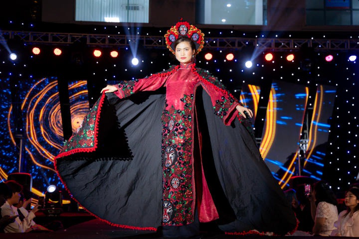 Sinh viên Quản trị sự kiện HUTECH mang sắc phục Việt lên sân khấu Fashion Show đầu tay 185
