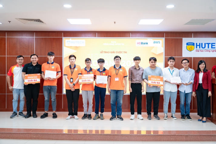 Sinh viên Khoa Công nghệ thông tin “trình làng” nhiều phần mềm có tính ứng dụng cao tại cuộc thi HDBank Hackathon 2023 239