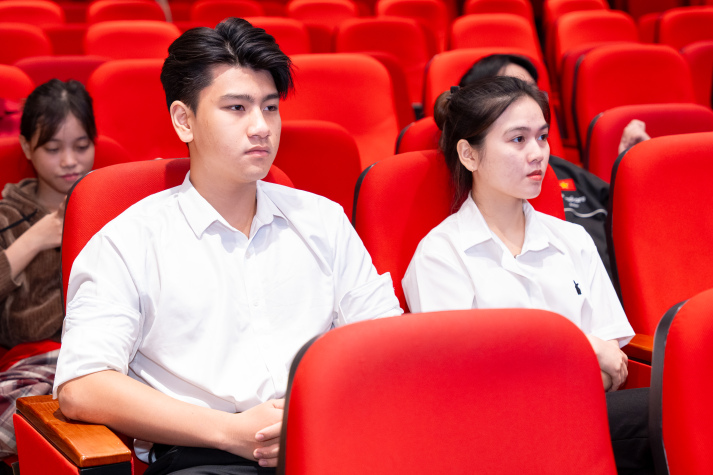 “One View, Enough to Tell”: Khơi mở tư duy nhiếp ảnh cho sinh viên HUTECH 53