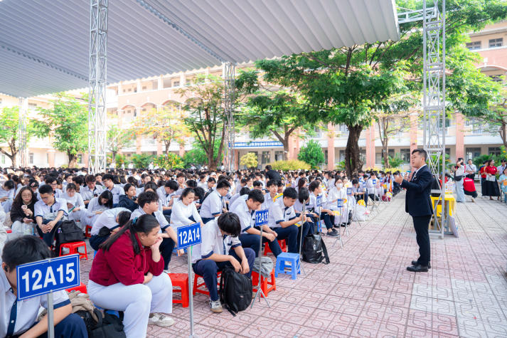 [Video] HUTECH Scholarship Tour 2026: Trao 14 suất học bổng toàn khoá, tiếp sức sĩ tử THPT Nguyễn Văn Tăng 40