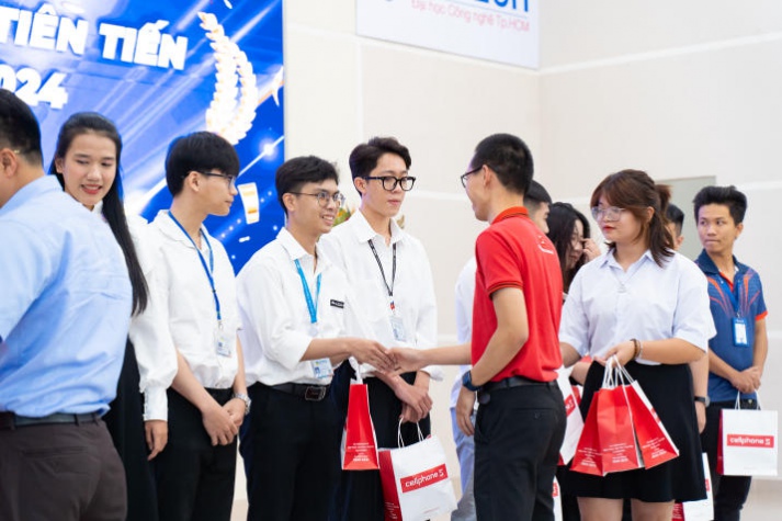 Khoa Công nghệ thông tin HUTECH tổng kết phong trào sinh viên và phát động phong trào năm học 2023-2024 123