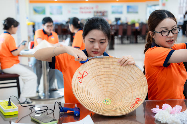 Lan tỏa tinh thần “Sắc Việt” trong Ngày hội trang trí nón lá của sinh viên Khoa Tài chính - Thương mại 43