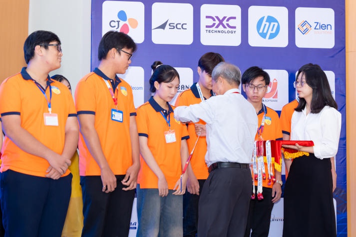 Tân sinh viên Khoa Công nghệ thông tin nắm bắt chiến lược học tập hiệu quả từ chuyên gia 98