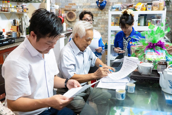 Mùa hè xanh HUTECH 2025: Gặp gỡ gia đình có công với cách mạng và xây dựng không gian sống an toàn - sạch - đẹp 47