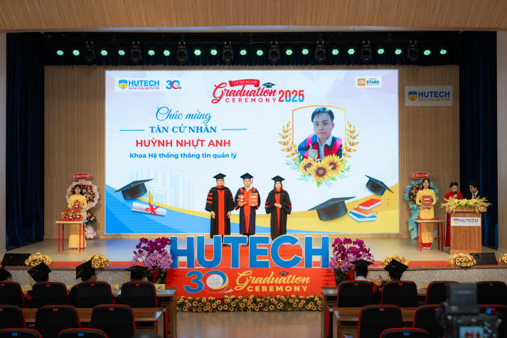 Người đẹp Hoa hậu Hoàn vũ Việt Nam 2015 truyền cảm hứng trong Lễ tốt nghiệp HUTECH 91