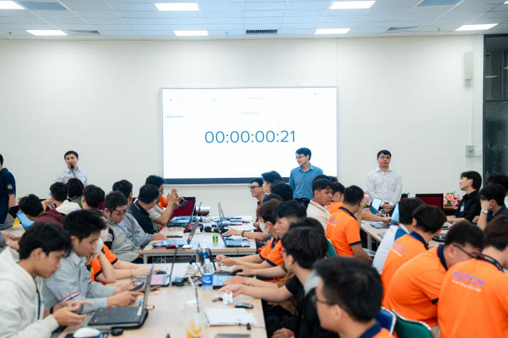 [Video] Chung kết HUTECH Code War 2025: Sân chơi lập trình kịch tích dành cho sinh viên Công nghệ thông tin 37