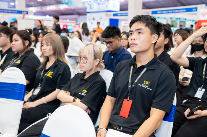 Sinh viên ngành Quản trị sự kiện cập nhật xu hướng sáng tạo tại Tuần lễ Quảng cáo và Giải trí 62