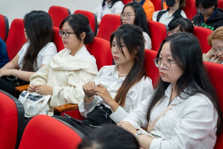 Sinh viên Tâm lý học HUTECH tổ chức talkshow tâm lý và báo cáo dự án chăm sóc sức khoẻ tinh thần “Sóng ấm lan toả” 72