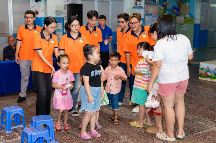 Trung thu ấm áp của sinh viên Viện Khoa học Ứng dụng HUTECH dành cho những em nhỏ có hoàn cảnh khó khăn 23