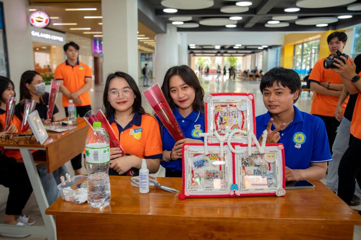 Sinh viên Khoa Thú y - Chăn nuôi thiết kế khung ảnh lưu giữ khoảnh khắc yêu thương nhân ngày Quốc tế Phụ Nữ (8/3) 101