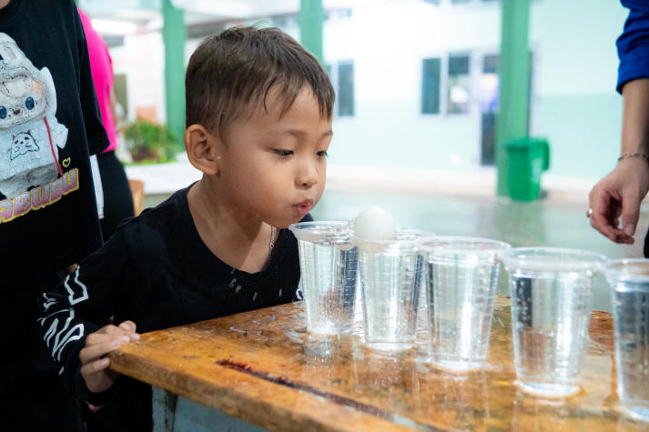 “Trăng trao yêu thương” của Khoa QTDL-NH-KS gửi 200 phần quà, thắp sáng niềm vui tuổi thơ 42