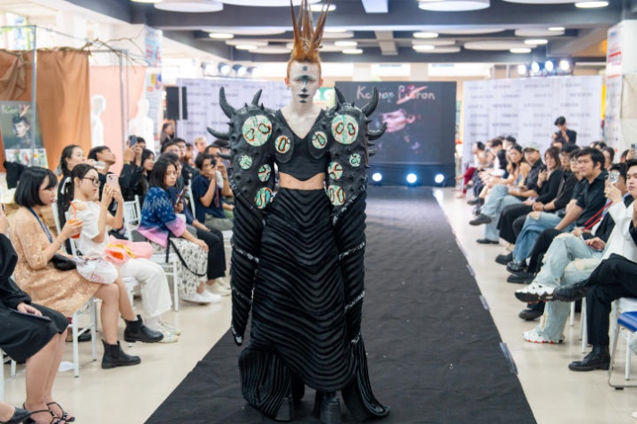 [Video] Đem bọ cánh cứng và người vô gia cư vào đồ án tốt nghiệp, 02 sinh viên ngành Thiết kế thời trang HUTECH “cán đích” thủ khoa và á khoa 247