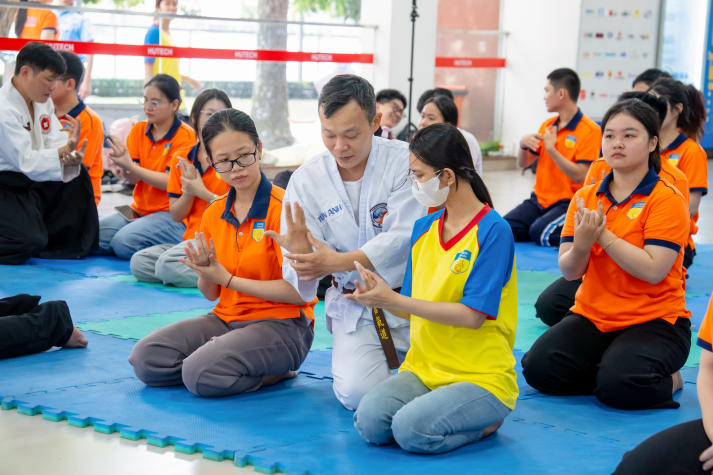 “Bẻ khóa” tình huống nguy hiểm, HUTECH-ers rèn phản xạ tự vệ cùng CLB Aikido 44