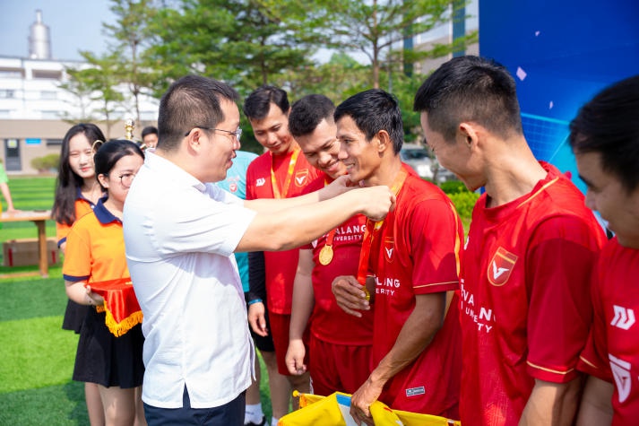 [Video] HUTECH xuất sắc giành ngôi vị Á quân Giải bóng đá Khối thi đua 21 năm học 2024-2025 139