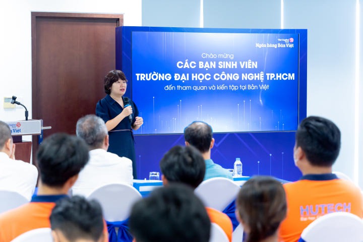 [Video] Sinh viên Khoa Luật HUTECH gặp gỡ chuyên gia, tìm hiểu cơ hội nghề nghiệp tại Ngân hàng Bản Việt 48