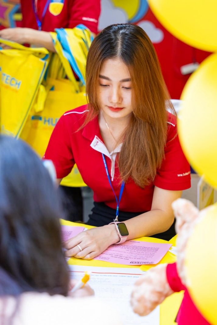 HUTECH mang sắc vàng rực rỡ đến chương trình khai mạc Tư vấn mùa thi năm 2024 tại Đồng Nai 135