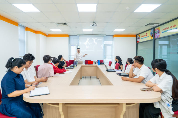 Sẵn sàng bứt phá: Top 6 Startup Wings 2025 rèn kỹ năng, quyết chiến trước thềm Chung kết 42
