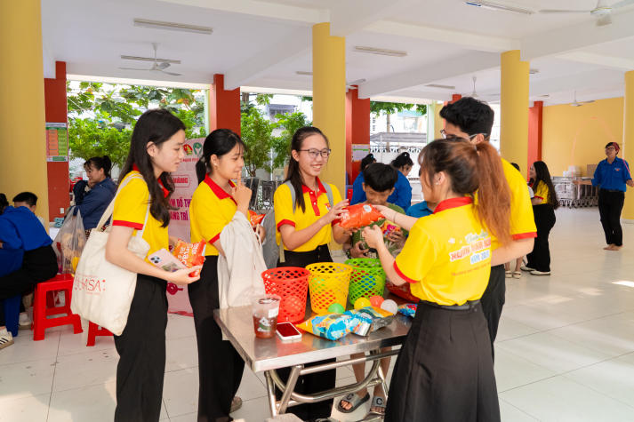 Khi mùa xuân được sẻ chia: Tuổi trẻ Khoa Tài chính - Thương mại mang Tết đến với thiếu nhi khó khăn 86